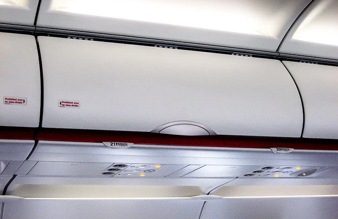 Отсек для ручной клади в салоне Air France
